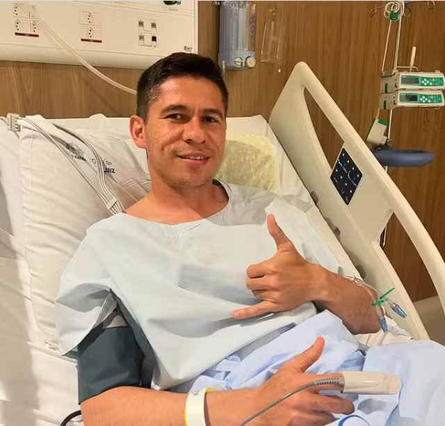 Atacante do Vitória deitado em maca de hospital.